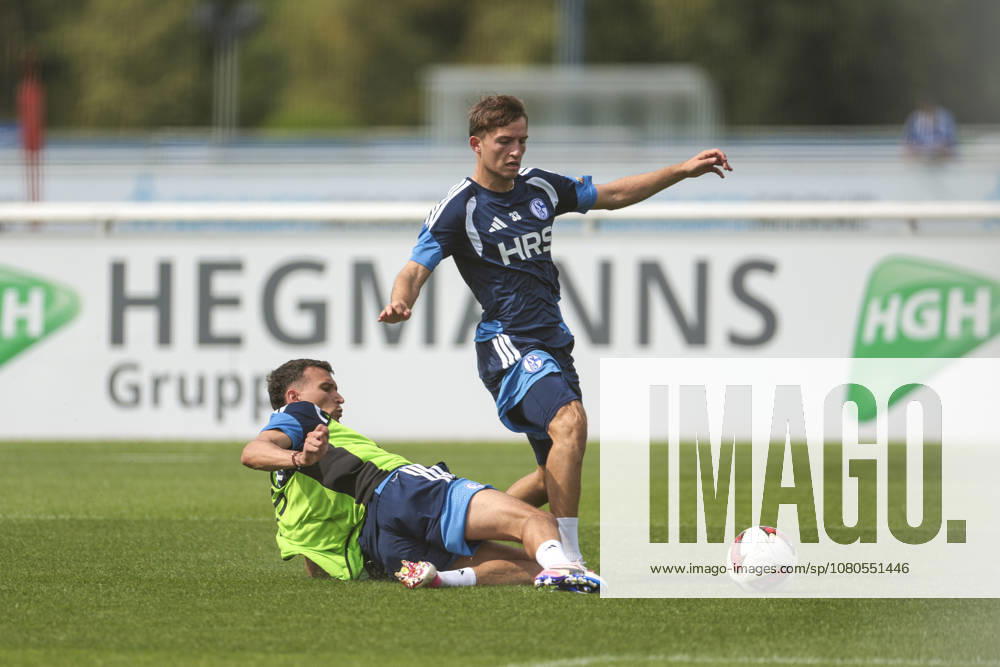 Fussball, Training des FC Schalke 04. v. l. Dejan Ljubicic (FC Schalke 04), Vitalie Becker (FC Schalke 04). Gelsenkirchen Trainingsgelände FC Schalke 04 NRW Deutschland xRHR-FOTO YYx
