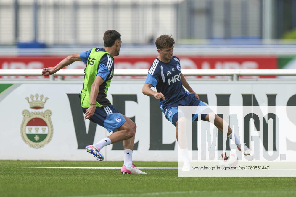 Fussball, Training des FC Schalke 04. v. l. Dejan Ljubicic (FC Schalke 04), Vitalie Becker (FC Schalke 04). Gelsenkirchen Trainingsgelände FC Schalke 04 NRW Deutschland xRHR-FOTO YYx