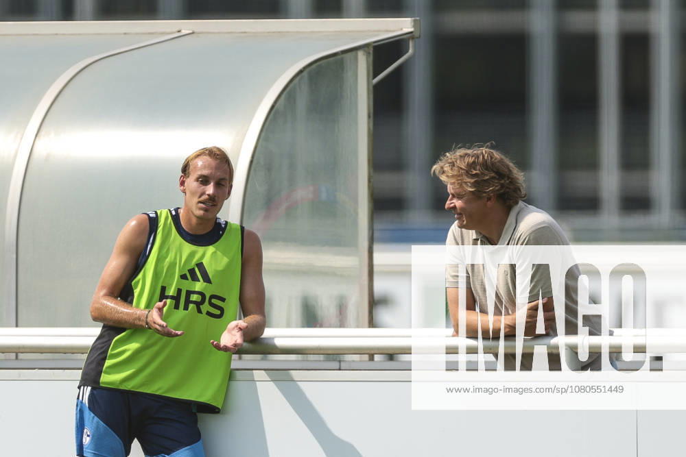 Fussball, Training des FC Schalke 04. v. l. Timo Becker (FC Schalke 04) spricht mit Direktor Profifussball Youri Mulder (FC Schalke 04). Gelsenkirchen Trainingsgelände FC Schalke 04 NRW Deutschland xRHR-FOTO YYx