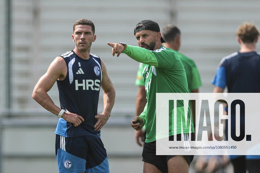 Fussball, Training des FC Schalke 04. v. l. Robin Gosens (FC Schalke 04) bekommt von Trainer Miron Muslic (FC Schalke 04) Anweisungen. Gelsenkirchen Trainingsgelände FC Schalke 04 NRW Deutschland xRHR-FOTO YYx