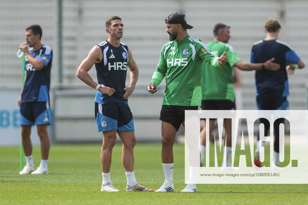 Fussball, Training des FC Schalke 04. v. l. Robin Gosens (FC Schalke 04) bekommt von Trainer Miron Muslic (FC Schalke 04) Anweisungen. Gelsenkirchen Trainingsgelände FC Schalke 04 NRW Deutschland xRHR-FOTO YYx