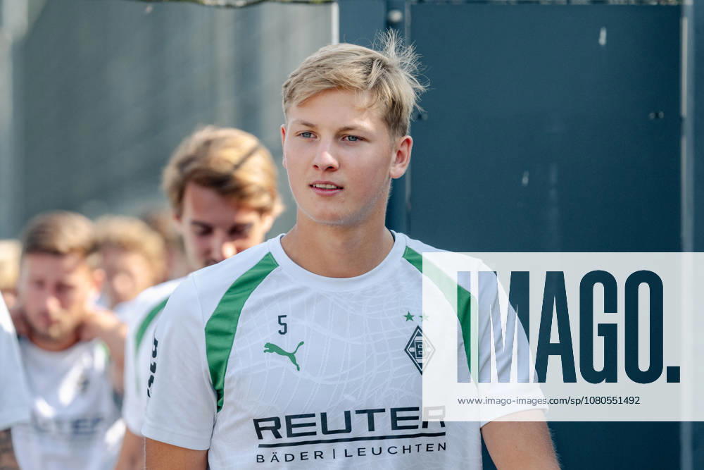 Jan Leszczynski (Borussia Moenchengladbach, 05) auf dem Weg zum Trainingsplatz. Oeffentliches Training Borussia Moenchengladbach auf dem Trainingsgelaende am ista-Borussia Park, 1. Bundesliga, Fussball, Saison 2026 2027, 30.07.2026 oeffentliches Training Borussia Moenchengladbach, 1. Bundesliga, Saison 2026 2027, 30.07.2026 Moenchengladbach