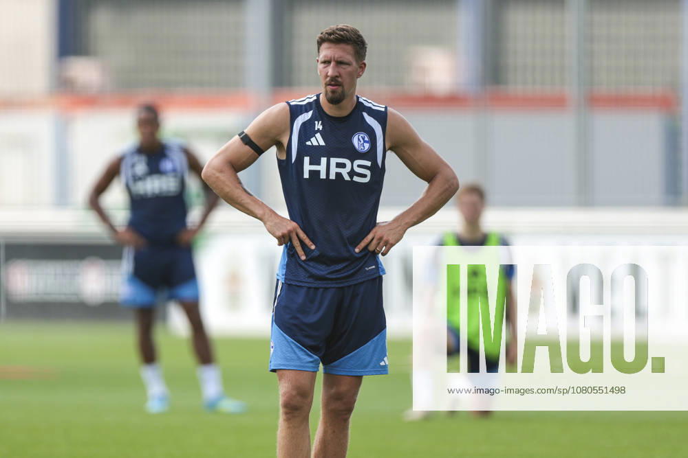 Fussball, Training des FC Schalke 04. Janik Bachmann (FC Schalke 04). Gelsenkirchen Trainingsgelände FC Schalke 04 NRW Deutschland xRHR-FOTO YYx
