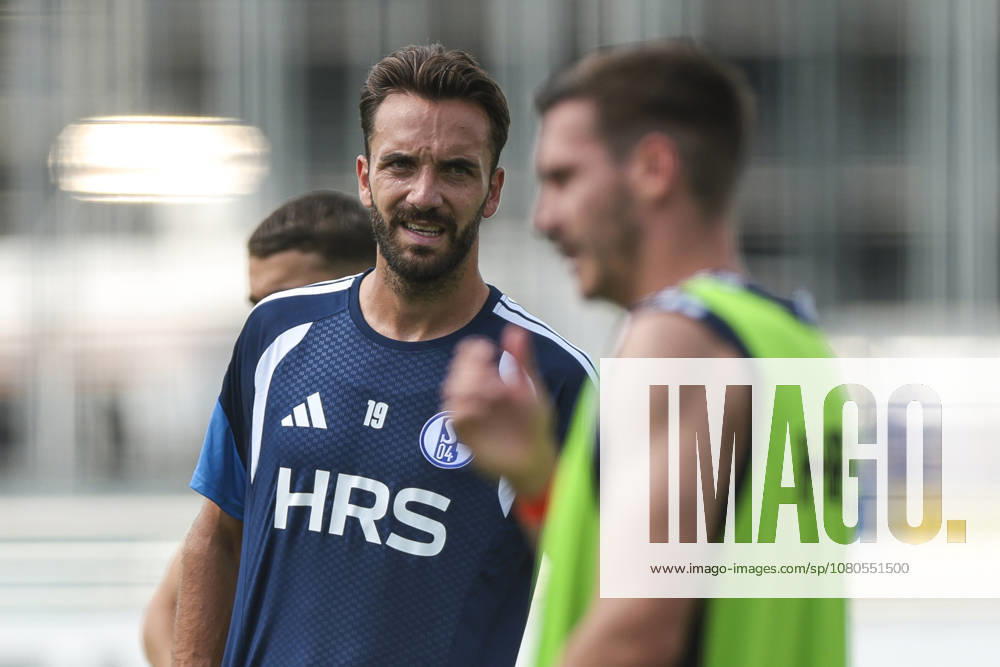 Fussball, Training des FC Schalke 04. Kenan Karaman (FC Schalke 04). Gelsenkirchen Trainingsgelände FC Schalke 04 NRW Deutschland xRHR-FOTO YYx