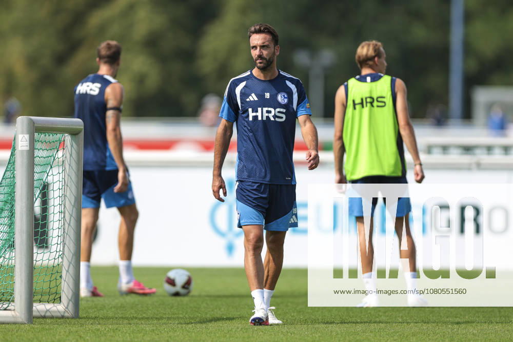 Fussball, Training des FC Schalke 04. Kenan Karaman (FC Schalke 04). Gelsenkirchen Trainingsgelände FC Schalke 04 NRW Deutschland xRHR-FOTO YYx