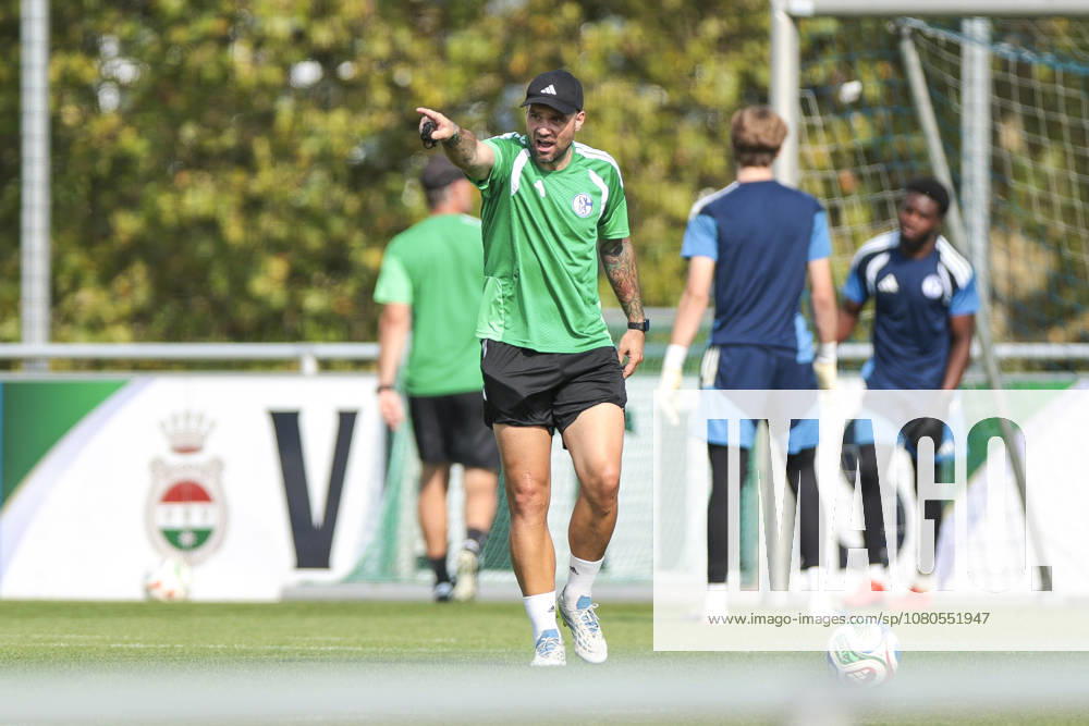 Fussball, Training des FC Schalke 04. Co-Trainer Pierre Michel Lasogga (FC Schalke 02 II) gibt Anweisungen. Gelsenkirchen Trainingsgelände FC Schalke 04 NRW Deutschland xRHR-FOTO YYx