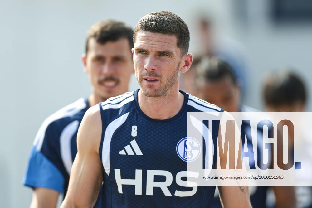 Fussball, Training des FC Schalke 04. Robin Gosens (FC Schalke 04) kommt zum Training. Gelsenkirchen Trainingsgelände FC Schalke 04 NRW Deutschland xRHR-FOTO YYx
