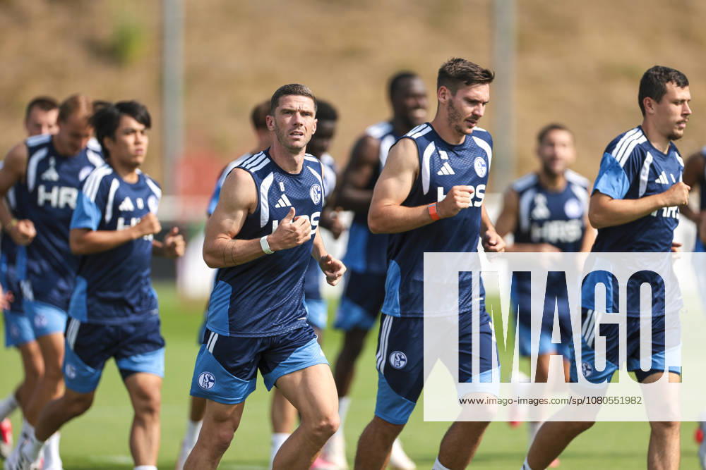 Fussball, Training des FC Schalke 04. v. l. Robin Gosens (FC Schalke 04), Maximilian Wöber (FC Schalke 04), Gelsenkirchen Trainingsgelände FC Schalke 04 NRW Deutschland xRHR-FOTO YYx