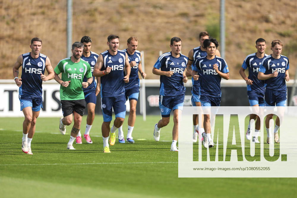 Fussball, Training des FC Schalke 04. v. l. Robin Gosens (FC Schalke 04), Reha-Trainer Marc Thum (FC Schalke 04), Mertcan Ayhan (FC Schalke 04), Maximilian Wöber (FC Schalke 04), Timo Becker (FC Schalke 04), Ron Schallenberg (FC Schalke 04), Satoshi Tanaka (FC Schalke 04), Dejan Ljubicic (FC Schalke 04). Finn Porath (FC Schalke 04). Gelsenkirchen Trainingsgelände FC Schalke 04 NRW Deutschland xRHR-FOTO YYx