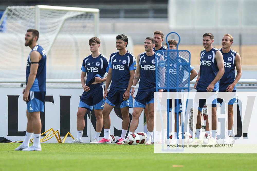 Fussball, Training des FC Schalke 04. v. l. Hasan Kurucay (FC Schalke 04), Dylan Leonard (FC Schalke 04), Mertcan Ayhan (FC Schalke 04), Robin Gosens (FC Schalke 04), Janik Bachmann (FC Schalke 04), Vitalie Becker (FC Schalke 04), Maximilian Wöber (FC Schalke 04), Timo Becker (FC Schalke 04). Gelsenkirchen Trainingsgelände FC Schalke 04 NRW Deutschland xRHR-FOTO YYx