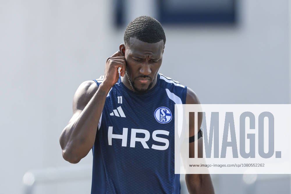 Fussball, Training des FC Schalke 04. Bryan Lasme (FC Schalke 04) kratzt sich am Kopf. Gelsenkirchen Trainingsgelände FC Schalke 04 NRW Deutschland xRHR-FOTO YYx
