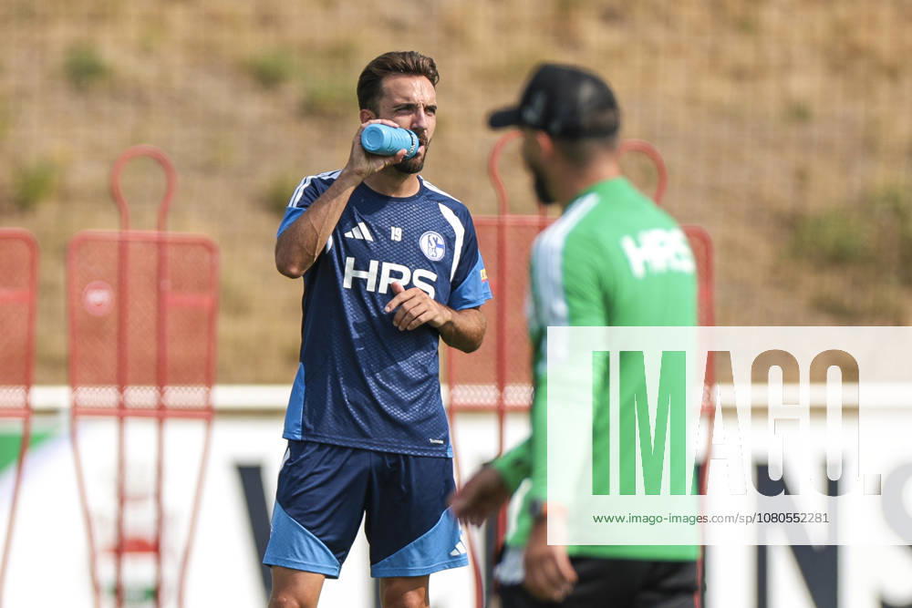 Fussball, Training des FC Schalke 04. Kenan Karaman (FC Schalke 04) trinkt. Gelsenkirchen Trainingsgelände FC Schalke 04 NRW Deutschland xRHR-FOTO YYx