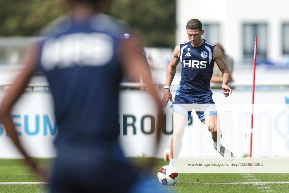 Fussball, Training des FC Schalke 04. Robin Gosens (FC Schalke 04). Gelsenkirchen Trainingsgelände FC Schalke 04 NRW Deutschland xRHR-FOTO YYx