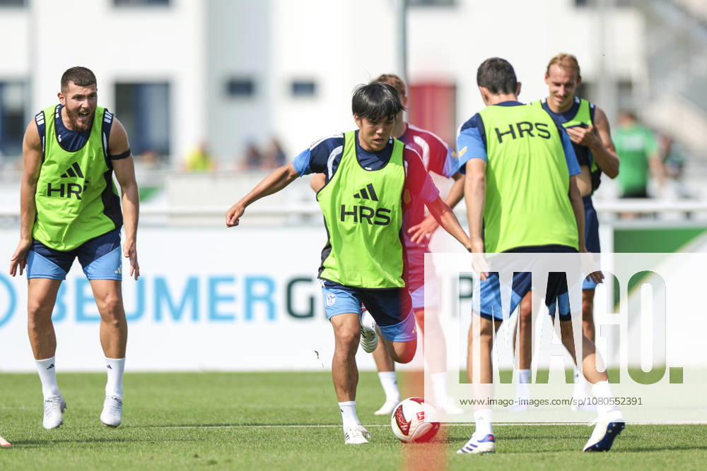 Fussball, Training des FC Schalke 04. v. l. Hasan Kurucay (FC Schalke 04), Satoshi Tanaka (FC Schalke 04). Gelsenkirchen Trainingsgelände FC Schalke 04 NRW Deutschland xRHR-FOTO YYx