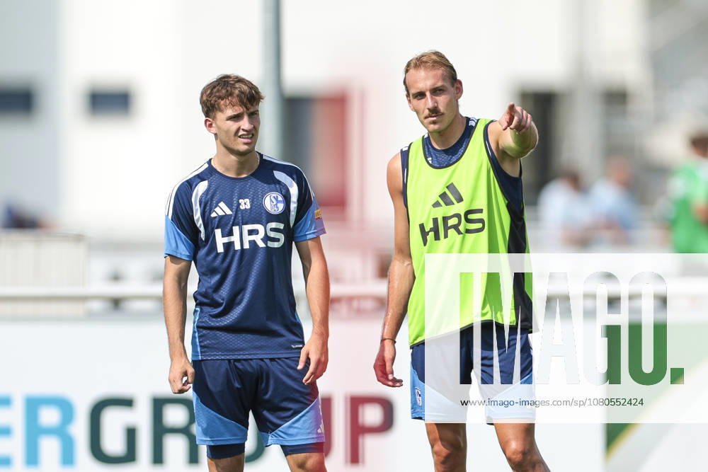 Fussball, Training des FC Schalke 04. v. l. Vitalie Becker (FC Schalke 04) bekommt von Timo Becker (FC Schalke 04) Anweisungen. Gelsenkirchen Trainingsgelände FC Schalke 04 NRW Deutschland xRHR-FOTO YYx
