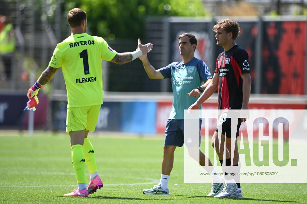 Schlussjubel, Jubel, jubeln, Freude, cheers, Torwart Mark FLEKKEN (LEV) Trainer Carles MARTINEZ (LEV) , Ben HAWIGHORST (LEV) , v.l. Fussball 1. Bundesliga, Testspiel, testmatch, friendly match, Freundschaftsspiel, Bayer Leverkusen (LEV) - Rot Weiss Essen 3-0, am 01.08.2026 in Leverkusen Deutschland. DFL regulations prohibit any use of photographs as image sequences and or quasi-video Â