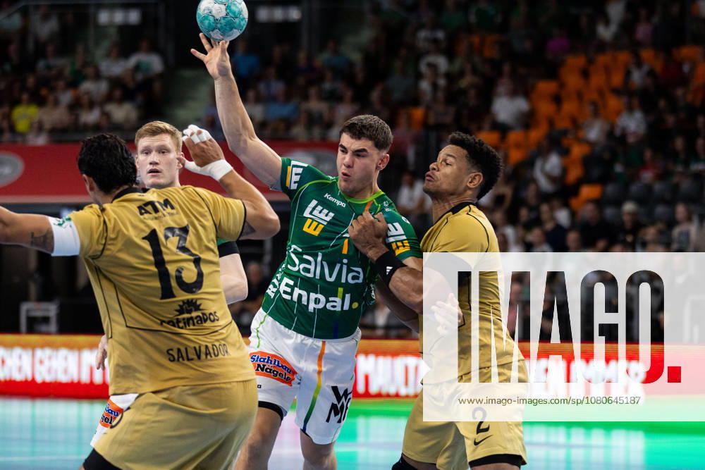 Elias NEWEL (FRISCH AUF! Goeppingen, 40) im Zweikampf gegen Edy SILVA (Sporting Lissabon, 02) GER, FRISCH AUF! Goeppingen vs. Sporting Lissabon, Handball, Testspiel Vorbereitung, Spielzeit 2026 2027, 02.08.2026, GER, FRISCH AUF! Goeppingen vs. Sporting Lissabon, Handball, Testspiel Vorbereitung, Spielzeit 2026 2027, 02.08.2026, Neu-Ulm