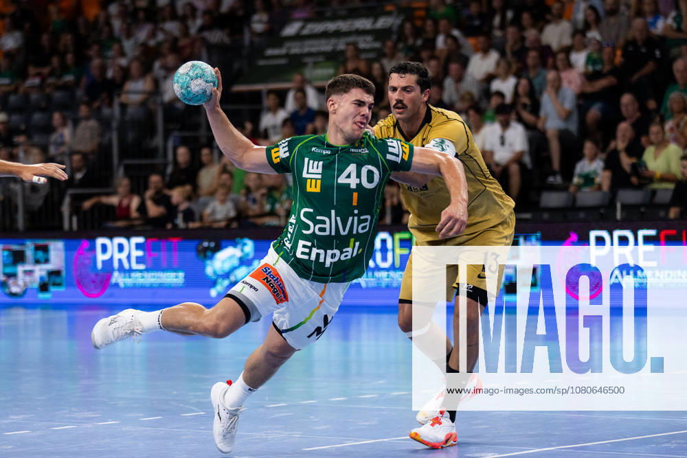 Elias NEWEL (FRISCH AUF! Goeppingen, 40) im Zweikampf gegen Salvador SALVADOR (Sporting Lissabon, 13) GER, FRISCH AUF! Goeppingen vs. Sporting Lissabon, Handball, Testspiel Vorbereitung, Spielzeit 2026 2027, 02.08.2026, GER, FRISCH AUF! Goeppingen vs. Sporting Lissabon, Handball, Testspiel Vorbereitung, Spielzeit 2026 2027, 02.08.2026, Neu-Ulm