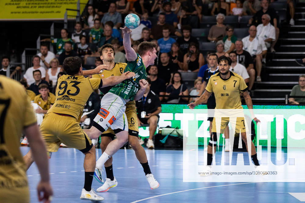 Oskar NEUDECK (FRISCH AUF! Goeppingen, 02) erzielt ein Tor, Aktion, Torwurf GER, FRISCH AUF! Goeppingen vs. Sporting Lissabon, Handball, Testspiel Vorbereitung, Spielzeit 2026 2027, 02.08.2026, GER, FRISCH AUF! Goeppingen vs. Sporting Lissabon, Handball, Testspiel Vorbereitung, Spielzeit 2026 2027, 02.08.2026, Neu-Ulm