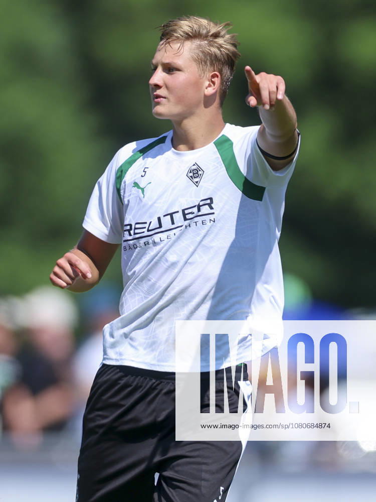 Jan Leszczynski (Borussia Moenchengladbach) gestikuliert waehrend des Trainingslagers von Borussia Moenchengladbach, Stadion Birkenmoos am 04. August 2026 in Rottach-Egern, Deutschland. (Foto von Marco Steinbrenner DeFodi Images) +++ Jan Leszczynski (Borussia Moenchengladbach) gestures during the Borussia Moenchengladbach Training camp at Stadion Birkenmoos on August 4, 2026 in Rottach-Egern, Germany. (Photo by Marco Steinbrenner DeFodi Images) (Photo by Marco Steinbrenner DeFodi Images) -