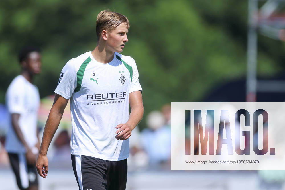 Jan Leszczynski (Borussia Moenchengladbach) schaut waehrend des Trainingslagers von Borussia Moenchengladbach, Stadion Birkenmoos am 04. August 2026 in Rottach-Egern, Deutschland. (Foto von Marco Steinbrenner DeFodi Images) +++ Jan Leszczynski (Borussia Moenchengladbach) looks on during the Borussia Moenchengladbach Training camp at Stadion Birkenmoos on August 4, 2026 in Rottach-Egern, Germany. (Photo by Marco Steinbrenner DeFodi Images) (Photo by Marco Steinbrenner DeFodi Images) -