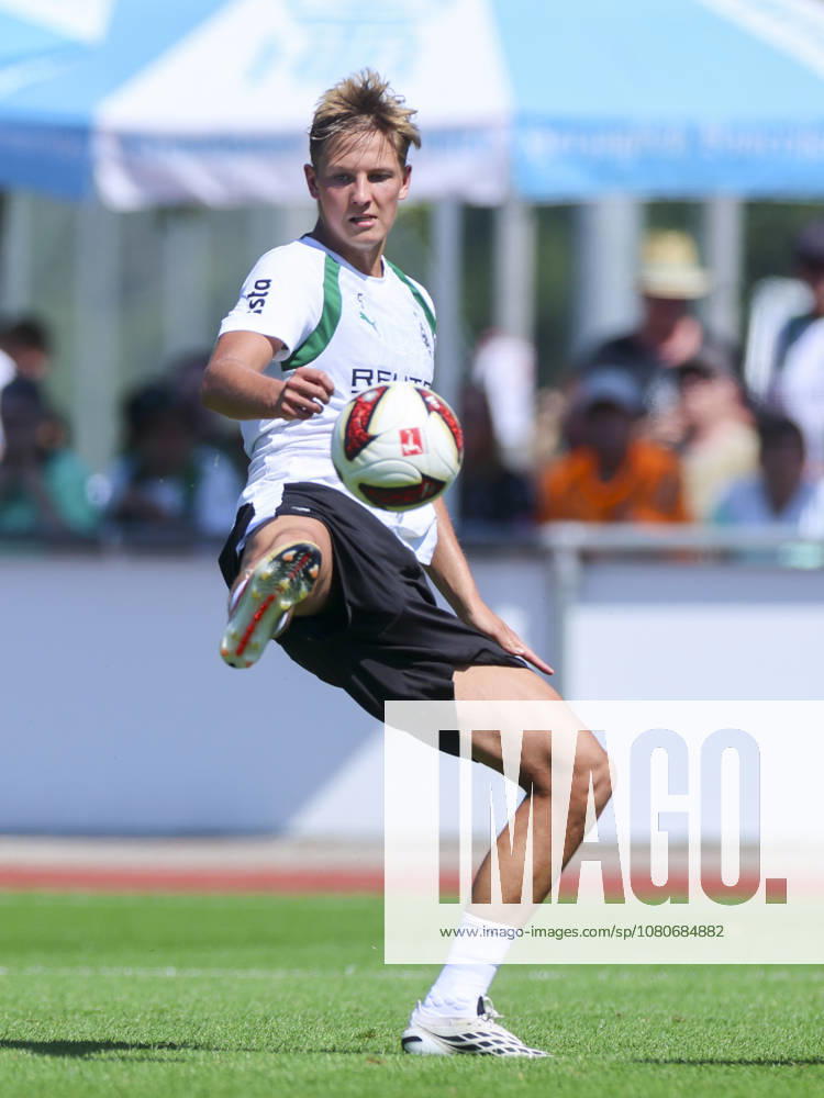 Jan Leszczynski (Borussia Moenchengladbach) kontrolliert den Ball waehrend des Trainingslagers von Borussia Moenchengladbach, Stadion Birkenmoos am 04. August 2026 in Rottach-Egern, Deutschland. (Foto von Marco Steinbrenner DeFodi Images) +++ Jan Leszczynski (Borussia Moenchengladbach) controls the ball during the Borussia Moenchengladbach Training camp at Stadion Birkenmoos on August 4, 2026 in Rottach-Egern, Germany. (Photo by Marco Steinbrenner DeFodi Images) (Photo by Marco Steinbrenner DeFodi Images) -