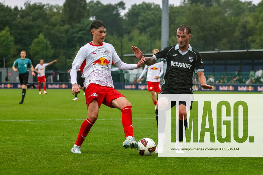 Andrija Maksimovic (RB Leipzig, 30) Zweikampf, Duell, Kampf Yari Otto (SC Verl, 17), RB Leipzig vs SC Verl, Fussball, Testspiel, Saison 2026 27, 01.08..2026,¨ RB Leipzig vs SC Verl, Fussball, Testspiel, Saison 2026 27, 01.08.2026 Leipzig