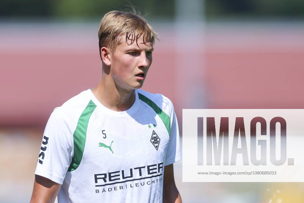 Jan Leszczynski (Borussia Moenchengladbach) schaut waehrend des Trainingslagers von Borussia Moenchengladbach, Stadion Birkenmoos am 04. August 2026 in Rottach-Egern, Deutschland. (Foto von Marco Steinbrenner DeFodi Images) +++ Jan Leszczynski (Borussia Moenchengladbach) looks on during the Borussia Moenchengladbach Training camp at Stadion Birkenmoos on August 4, 2026 in Rottach-Egern, Germany. (Photo by Marco Steinbrenner DeFodi Images) (Photo by Marco Steinbrenner DeFodi Images) -