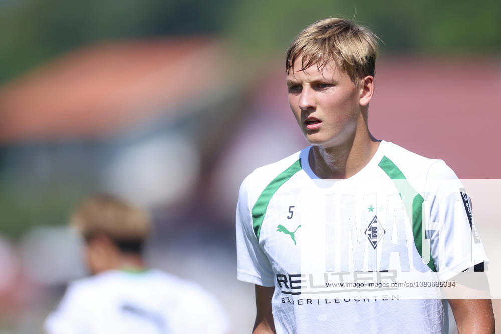 Jan Leszczynski (Borussia Moenchengladbach) schaut waehrend des Trainingslagers von Borussia Moenchengladbach, Stadion Birkenmoos am 04. August 2026 in Rottach-Egern, Deutschland. (Foto von Marco Steinbrenner DeFodi Images) +++ Jan Leszczynski (Borussia Moenchengladbach) looks on during the Borussia Moenchengladbach Training camp at Stadion Birkenmoos on August 4, 2026 in Rottach-Egern, Germany. (Photo by Marco Steinbrenner DeFodi Images) (Photo by Marco Steinbrenner DeFodi Images) -
