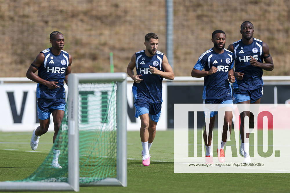 Fussball, Training des FC Schalke 04. v. l. Junior Adamu (FC Schalke 04), Adil Aouchiche (FC Schalke 04), Moussa Sylla (FC Schalke 04), Bryan Lasme (FC Schalke 04) laufen. Gelsenkirchen Trainingsgelände FC Schalke 04 NRW Deutschland xRHR-FOTO YYx