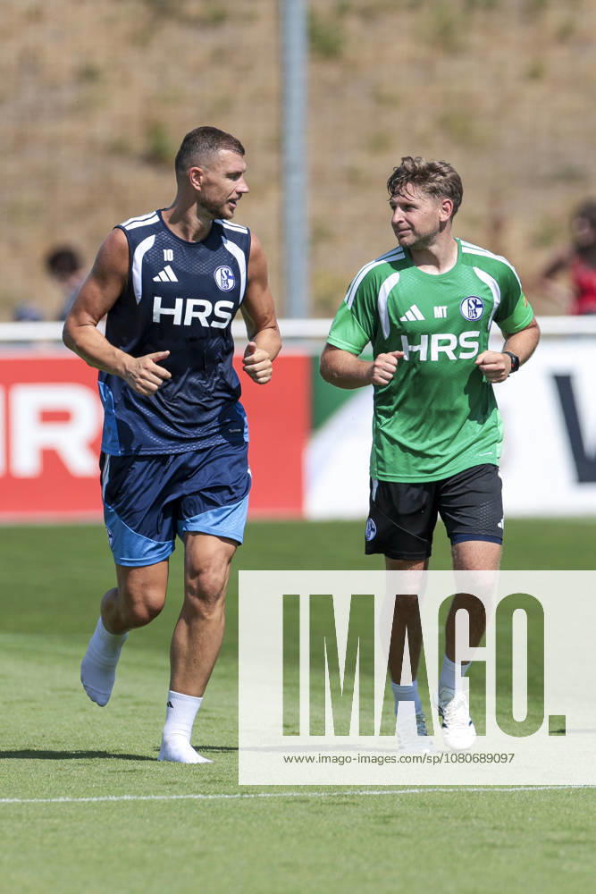 Fussball, Training des FC Schalke 04. v. l. Edin Dzeko (FC Schalke 04), Reha-Trainer Marc Thum (FC Schalke 04). Gelsenkirchen Trainingsgelände FC Schalke 04 NRW Deutschland xRHR-FOTO YYx