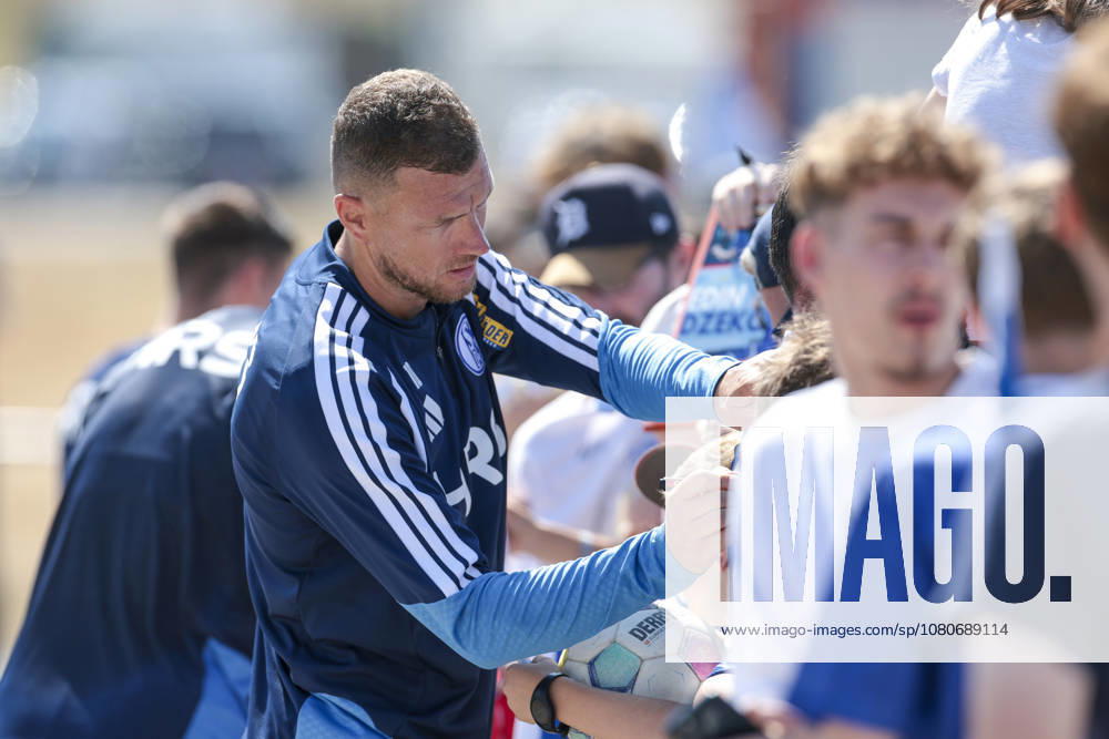Fussball, Training des FC Schalke 04. Edin Dzeko (FC Schalke 04) gibt den Fans Autogramme. Gelsenkirchen Trainingsgelände FC Schalke 04 NRW Deutschland xRHR-FOTO YYx