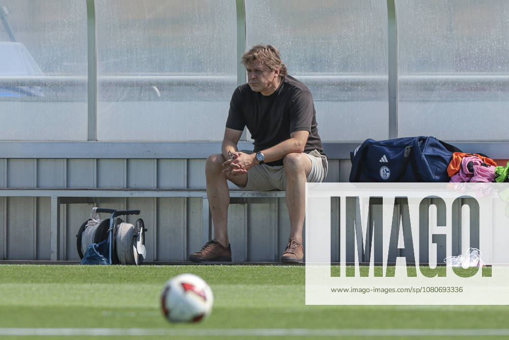 Fussball, Training des FC Schalke 04. Direktor Profifussball Youri Mulder (FC Schalke 04). Gelsenkirchen Trainingsgelände FC Schalke 04 NRW Deutschland xRHR-FOTO YYx
