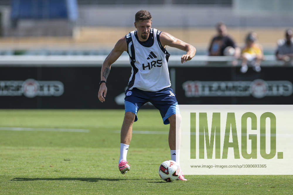 Fussball, Training des FC Schalke 04. Janik Bachmann (FC Schalke 04). Gelsenkirchen Trainingsgelände FC Schalke 04 NRW Deutschland xRHR-FOTO YYx