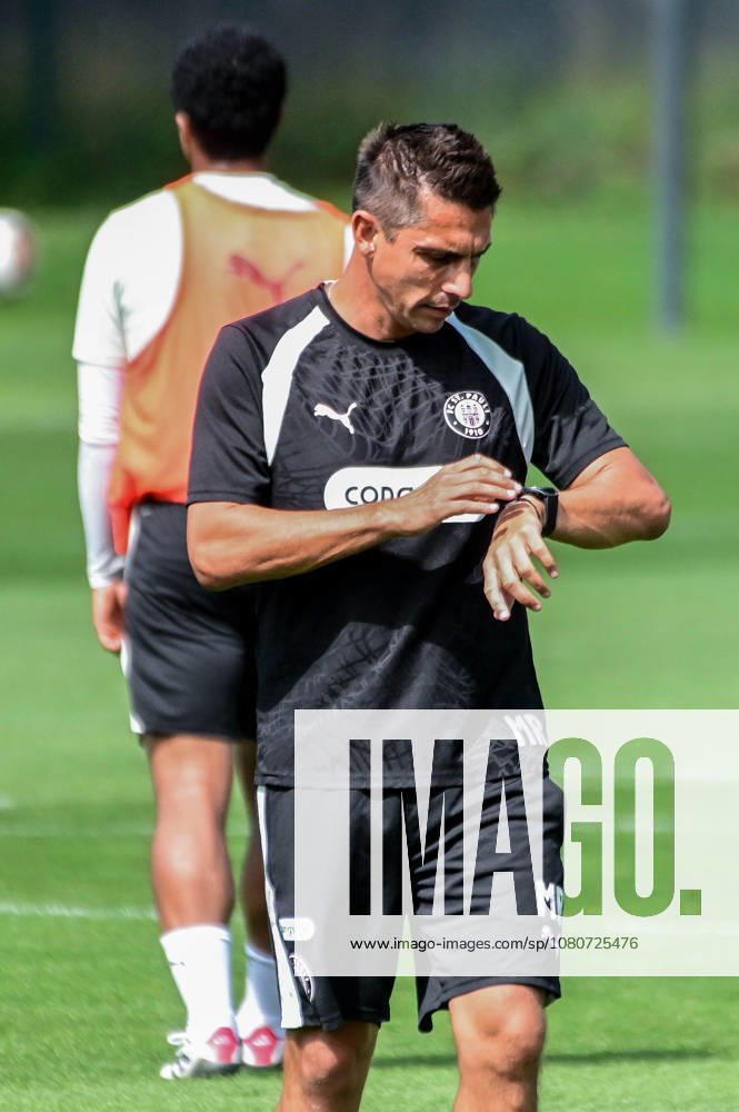 Trainer Marcel Rapp ( Pauli ) schaut auf die Uhr Deutschland , Hamburg , Trainingsgelände an der Kollaustrasse , Fussball , 2. Bundesliga , FC St Pauli