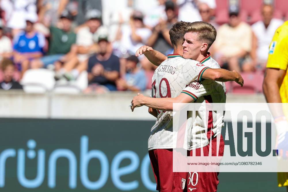 Torjubel von Robin Fellhauer 19 (FC Augsburg), Anton Kade 30 (FC Augsburg) zum Ausgleich 2:2, FC Augsburg vs. US Sassuolo Calcio, Fussball, 1. Bundesliga, Testspiel, Saison 2026 27, 08.08.2026 Augsburg Bayern Deutschland