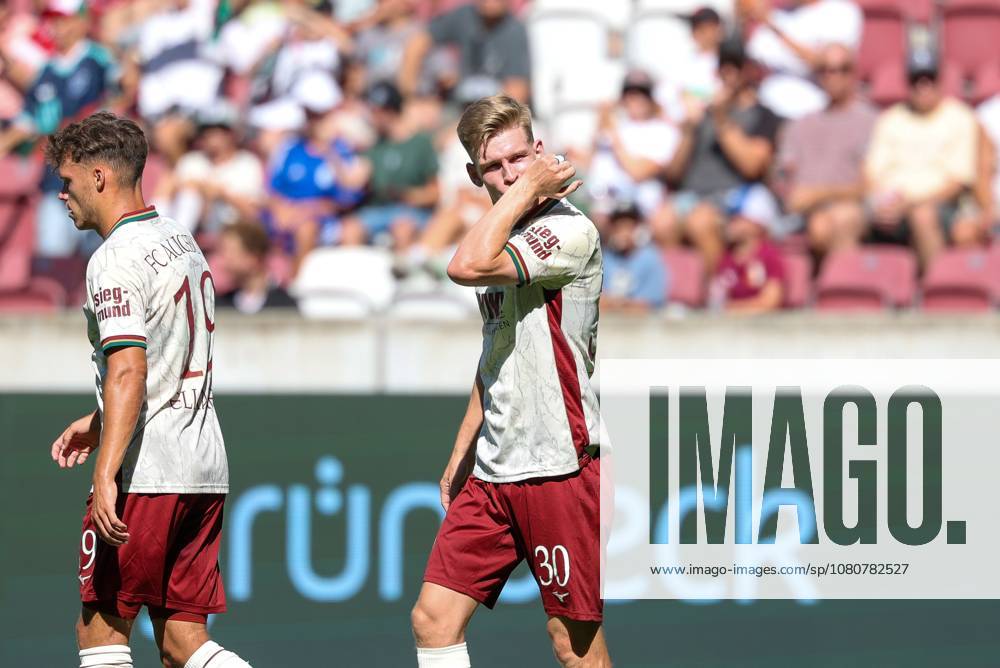 Torjubel von Robin Fellhauer 19 (FC Augsburg), Anton Kade 30 (FC Augsburg) zum Ausgleich 2:2, FC Augsburg vs. US Sassuolo Calcio, Fussball, 1. Bundesliga, Testspiel, Saison 2026 27, 08.08.2026 Augsburg Bayern Deutschland