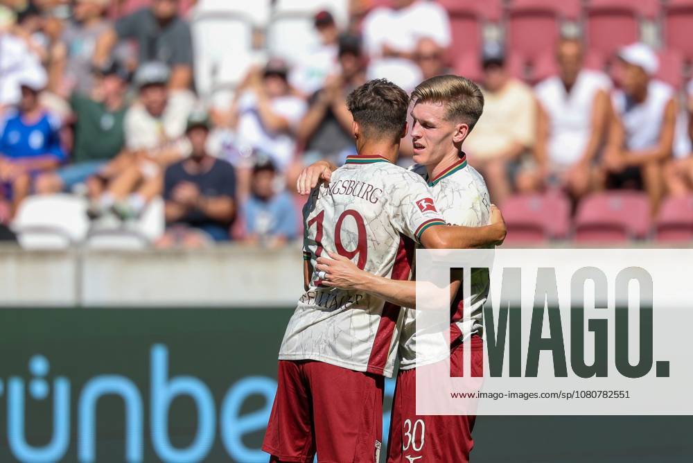 Torjubel von Robin Fellhauer 19 (FC Augsburg), Anton Kade 30 (FC Augsburg) zum Ausgleich 2:2, FC Augsburg vs. US Sassuolo Calcio, Fussball, 1. Bundesliga, Testspiel, Saison 2026 27, 08.08.2026 Augsburg Bayern Deutschland
