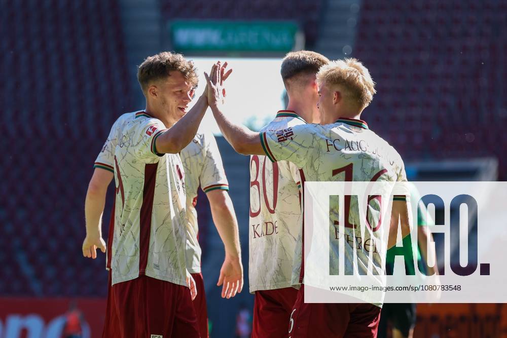Torjubel von Robin Fellhauer 19 (FC Augsburg), Hennes Behrens 16 FC Augsbburg)zum 3:2, FC Augsburg vs. US Sassuolo Calcio, Fussball, 1. Bundesliga, Testspiel, Saison 2026 27, 08.08.2026 Augsburg Bayern Deutschland