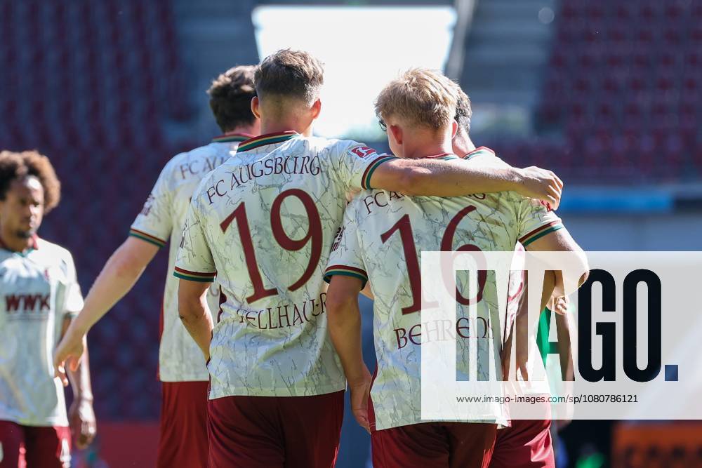 Torjubel von Robin Fellhauer 19 (FC Augsburg), Hennes Behrens 16 FC Augsbburg)zum 3:2, FC Augsburg vs. US Sassuolo Calcio, Fussball, 1. Bundesliga, Testspiel, Saison 2026 27, 08.08.2026 Augsburg Bayern Deutschland