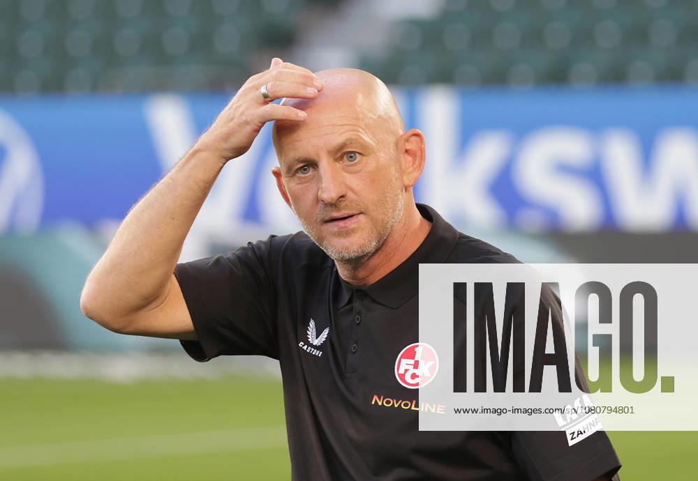 Trainer Torsten Lieberknecht (1.FC Kaiserslautern) Fussball, Herren, Saison 2026 2027, 2.Liga, Volkswagenarena, VfL Wolfsburg gegen 1.FC Kaiserslautern DFL REGULATIONS PROHIBIT ANY USE OF PHOTOGRAPHS AS IMAGE SEQUENCES AND OR QUASI-VIDEO.