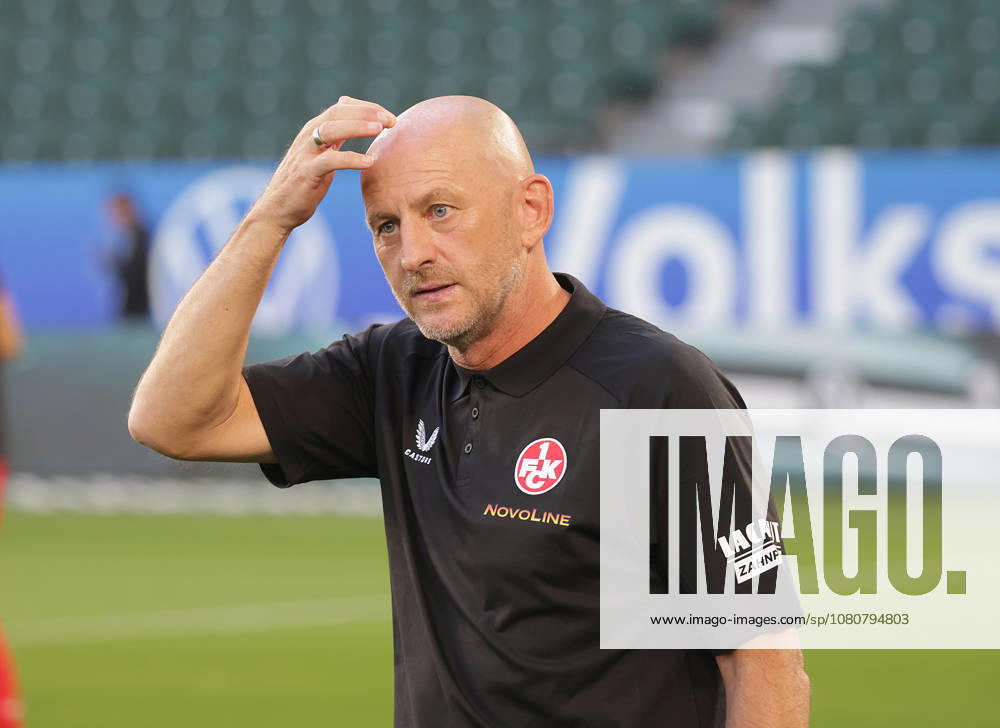 Trainer Torsten Lieberknecht (1.FC Kaiserslautern) Fussball, Herren, Saison 2026 2027, 2.Liga, Volkswagenarena, VfL Wolfsburg gegen 1.FC Kaiserslautern DFL REGULATIONS PROHIBIT ANY USE OF PHOTOGRAPHS AS IMAGE SEQUENCES AND OR QUASI-VIDEO.