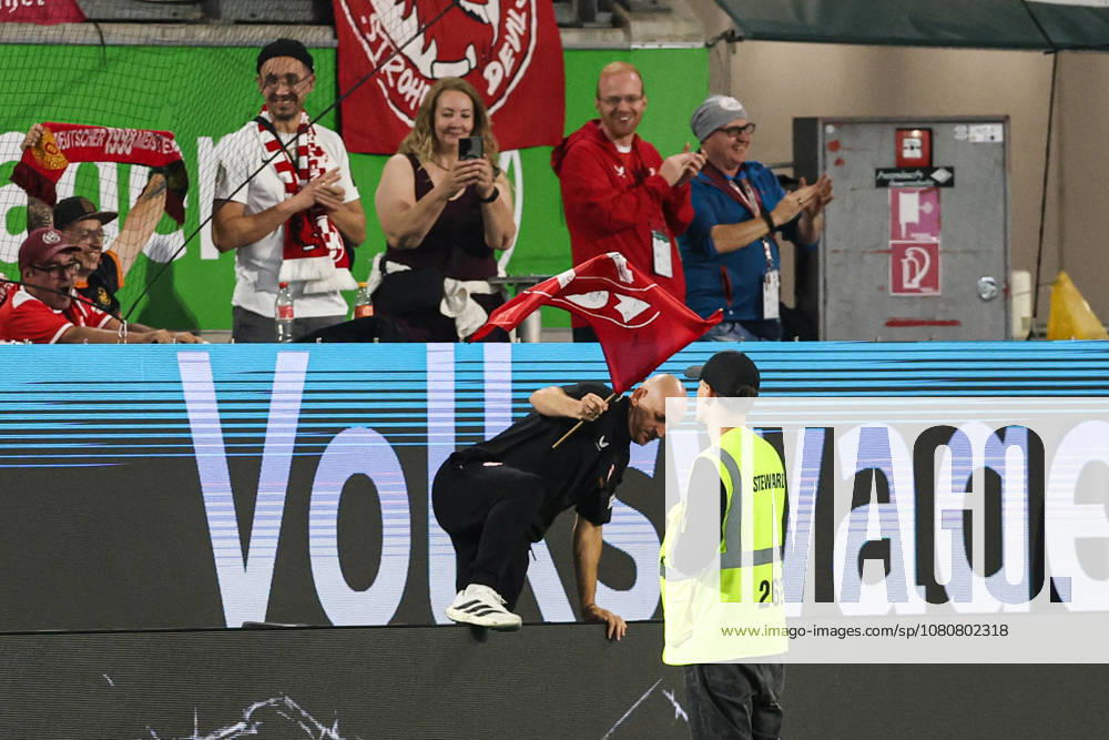 Trainer Torsten Lieberknecht (1. FC Kaiserslautern) mit einer Fahne vom 1. FC Kaiserslautern nach Spielende - 2. Fußball Bundesliga Saison 2026-2027 VfL Wolfsburg vs 1. FC Kaiserslautern in der Volkswagen Arena in Wolfsburg - Fußball,Mann,Männer,Deutschland