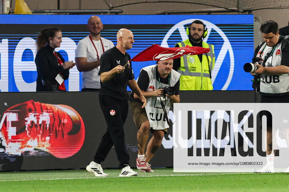 Trainer Torsten Lieberknecht (1. FC Kaiserslautern) mit einer Fahne vom 1. FC Kaiserslautern nach Spielende - 2. Fußball Bundesliga Saison 2026-2027 VfL Wolfsburg vs 1. FC Kaiserslautern in der Volkswagen Arena in Wolfsburg - Fußball,Mann,Männer,Deutschland