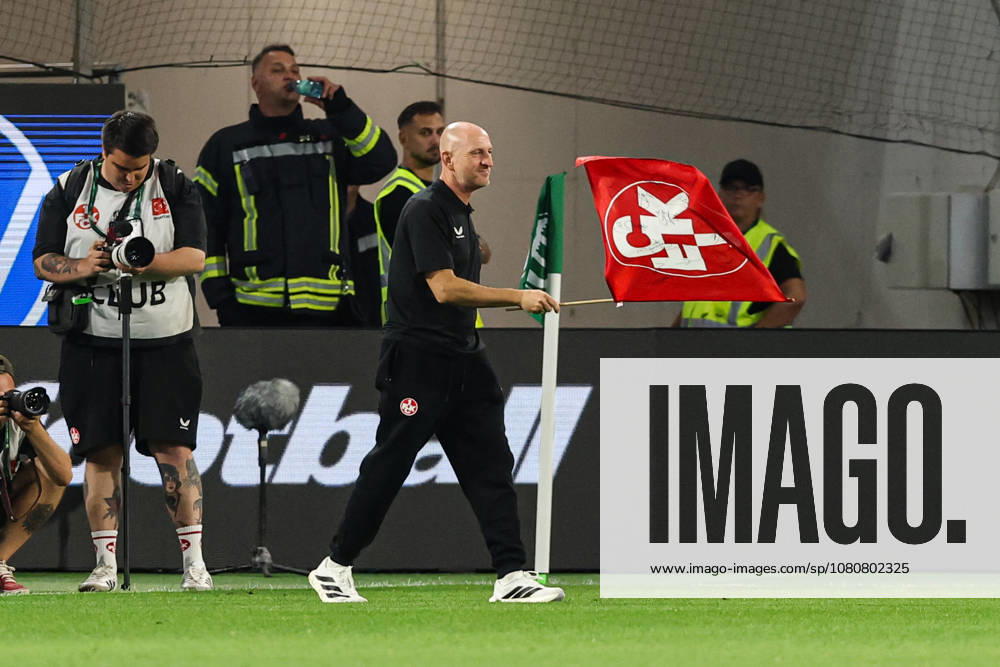 Trainer Torsten Lieberknecht (1. FC Kaiserslautern) mit einer Fahne vom 1. FC Kaiserslautern nach Spielende - 2. Fußball Bundesliga Saison 2026-2027 VfL Wolfsburg vs 1. FC Kaiserslautern in der Volkswagen Arena in Wolfsburg - Fußball,Mann,Männer,Deutschland