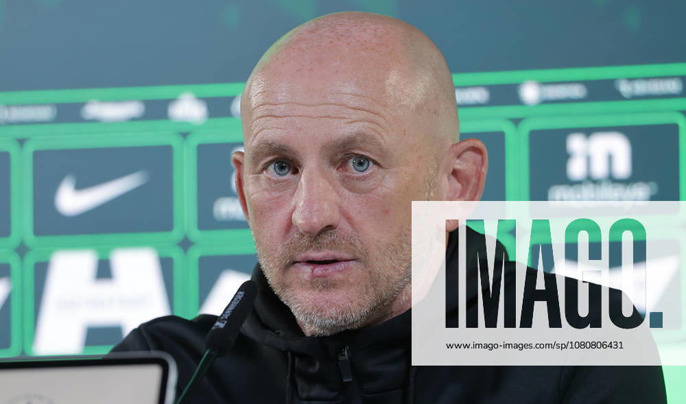 Trainer Torsten Lieberknecht (1.FC Kaiserslautern) Fussball, Herren, Saison 2026 2027, 2.Liga, Volkswagenarena, VfL Wolfsburg gegen 1.FC Kaiserslautern 0-0 DFL REGULATIONS PROHIBIT ANY USE OF PHOTOGRAPHS AS IMAGE SEQUENCES AND OR QUASI-VIDEO.