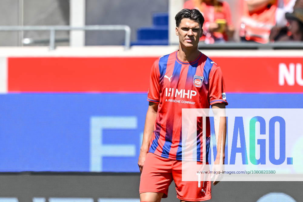 Mathias Honsak (1. FC Heidenheim 1846) Schaut waehrend des spiels der 2. Bundesliga zwischen 1. FC Heidenheim und VfL Osnabrueck, Voith-Arena am 08. August 2026 in Heidenheim an der Brenz, Deutschland. (Foto von Harry Langer DeFodi Images) +++ Mathias Honsak (1. FC Heidenheim 1846) Looks on during the 2nd Bundesliga match between 1. FC Heidenheim and VfL Osnabrueck at Voith-Arena on August 8, 2026 in Heidenheim an der Brenz, Germany. (Photo by Harry Langer DeFodi Images) DFB DFL REGULATIONS PROHIBIT ANY USE OF PHOTOGRAPHS AS IMAGE SEQUENCES AND OR QUASI-VIDEO. (Photo by Harry Langer DeFodi Images) DFB DFL REGULATIONS PROHIBIT ANY USE OF PHOTOGRAPHS AS IMAGE SEQUENCES AND OR QUASI-VIDEO. -