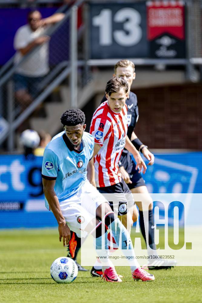 ROTTERDAM - SC Feyenoord Rotterdam forward Gaoussou Diarra, Sparta Rotterdam forward Nokkvi Thorisson during the Vriendenloterij Eredivisie match between Sparta and Feyenoord at Stadion Het Kasteel on August 9, 2026 in Rotterdam, Netherlands. (Photo by DeFodi Images) -