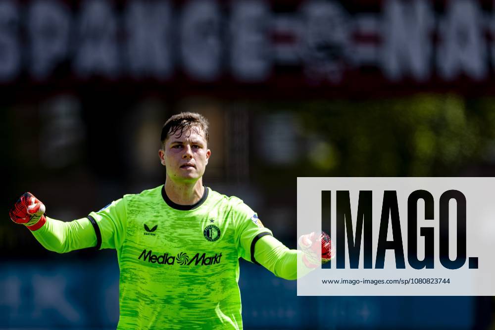 ROTTERDAM - SC Feyenoord Rotterdam goalkeeper Tjark Ernst celebrates the 0-1 during the Vriendenloterij Eredivisie match between Sparta and Feyenoord at Stadion Het Kasteel on August 9, 2026 in Rotterdam, the Netherlands. (Photo by DeFodi Images) -