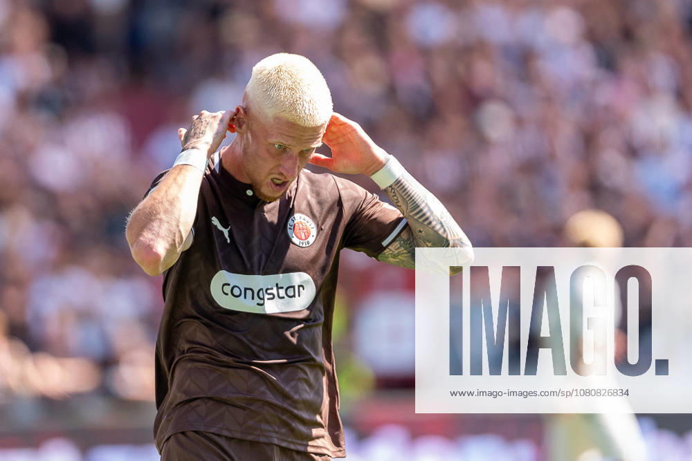 Louis Oppie (FC St. Pauli, 23) enttaeuscht Enttaeuschung, GER, FC St. Pauli vs. SpVgg Greuther Fuerth, Fussball, 2. Bundesliga, Spieltag 1, Saison 2026 2027, 09.08.2026 DFL REGULATIONS PROHIBIT ANY USE OF PHOTOGRAPHS AS IMAGE SEQUENCES AND OR QUASI-VIDEO GER, FC St. Pauli vs. SpVgg Greuther Fuerth, Fussball, 2. Bundesliga, Spieltag 1, Saison 2026 2027, 09.08.2026 Hamburg